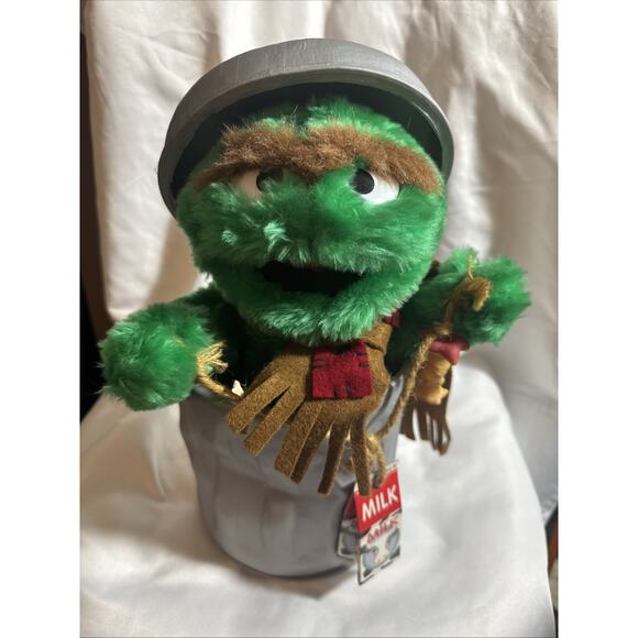 Sesame Street Oscar Telco 13’ Animated Christmas Display Only Non Working - Picture 1 of 9